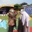 FOTO : Kepala SMA Negeri 1 Kepenuhan M. Ardi SS M.Pd melepaskan atribut siswa/i, dalam rangka pengembalian siswa ke orang tua, Kamis (19/5/2022)