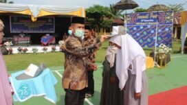 FOTO : Kepala SMA Negeri 1 Kepenuhan M. Ardi SS M.Pd melepaskan atribut siswa/i, dalam rangka pengembalian siswa ke orang tua, Kamis (19/5/2022)