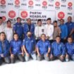 Foto : Ketua DPC Demokrat Rohul Kelmi Amri dan Ketua DPD PKS Rohul Depredi Kurniawan ST beserta Pengurus lakukan sesi foto bersama, jalin keharmonisan jelang Pemilu 2024, Senin (23/5/2022)