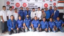 Foto : Ketua DPC Demokrat Rohul Kelmi Amri dan Ketua DPD PKS Rohul Depredi Kurniawan ST beserta Pengurus lakukan sesi foto bersama, jalin keharmonisan jelang Pemilu 2024, Senin (23/5/2022)