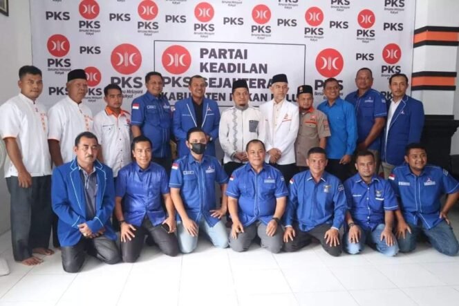 
Foto : Ketua DPC Demokrat Rohul Kelmi Amri dan Ketua DPD PKS Rohul Depredi Kurniawan ST beserta Pengurus lakukan sesi foto bersama, jalin keharmonisan jelang Pemilu 2024, Senin (23/5/2022)