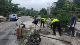 FOTO : Personil Sat Lantas Polres Rohul bersama Pemdes Tambusai Utara lakukan perbaikan Jalinprov