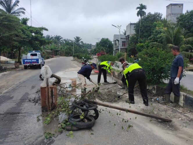 
FOTO : Personil Sat Lantas Polres Rohul bersama Pemdes Tambusai Utara lakukan perbaikan Jalinprov