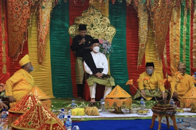 
<span style='color:#ff0000;font-size:14px;'>Diberi Gelar Datuk Sutan Sotio Amanah Tuah Nogoi</span> <br> Gubri Dianugerahi Gelar Adat oleh Keluarga Bangsawan Luhak Kepenuhan