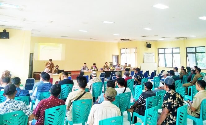 
FOTO : Dinas Peternakan dan Perkebunan Rohul gelar Sosialisasi Penyakit Mulut dan Kuku (PMK) kepada petani, pengusaha dan pedagang ternak, Selasa (23/5/2022)