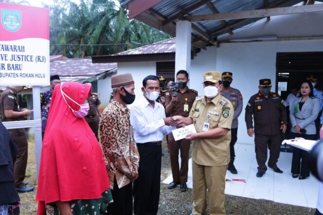 
<span style='color:#ff0000;font-size:14px;'>Salurkan BLT-DD untuk 76 KPM di Desa Pasir Baru</span> <br> Ini Harapan Bupati Sukiman kepada Warga