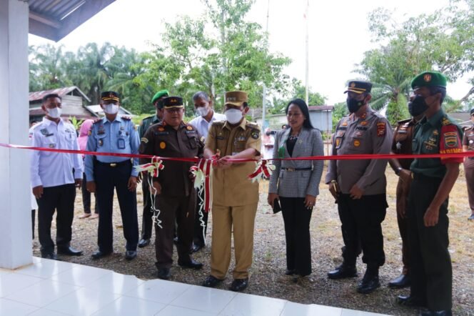 
<span style='color:#ff0000;font-size:14px;'>Harap Perkara Ringan Bisa Diselesaikan Diluar Persidangan</span> <br> Bupati Sukiman Resmikan Rumah Restorative Justice di Desa Pasir Baru