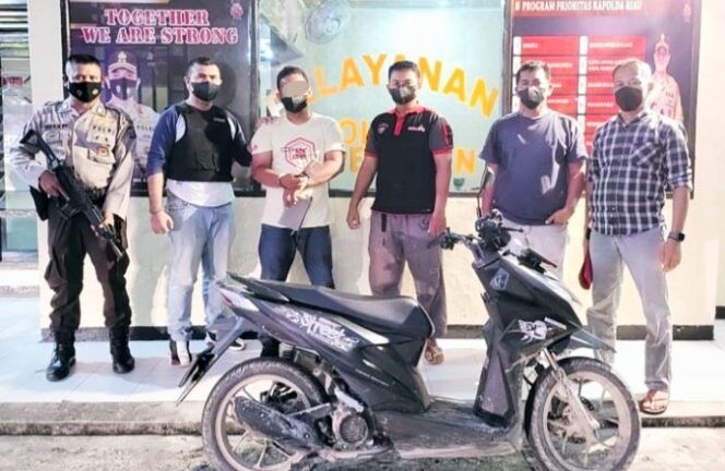 
FOTO : Pelaku Penjambretan MN dibekuk Personil Polsek Kepenuhan, Kamis (12/5/2022)