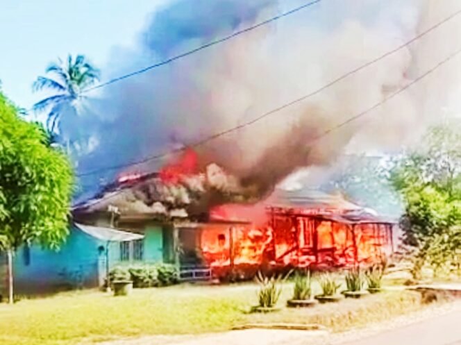 
<span style='color:#ff0000;font-size:14px;'>Diduga Arus Pendek</span> <br> 2 Rumah Warga di Rohul Ludes Dilahap Si Jago Merah