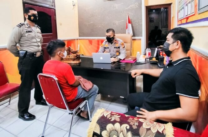 
<span style='color:#ff0000;font-size:14px;'>Curi Sejumlah Busana Muslim Hingga Genset</span> <br> Pria Diduga Maling di Kepenuhan Ini Ditangkap Polisi