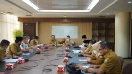 FOTO : Sekda Riau Pimpin Rapat Pembahasan Pemberangkatan JCH Riau, Selasa (10/5/2022)