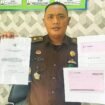 FOTO : Kasi Intel Kejari Rohul Ari Supandi, SH MH memperlihtakan bukti setoran pengembalian & setoran pajak kurang bayar di Disdikpora Rohul, Selasa 31/5/2022)