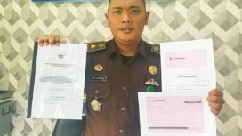 FOTO : Kasi Intel Kejari Rohul Ari Supandi, SH MH memperlihtakan bukti setoran pengembalian & setoran pajak kurang bayar di Disdikpora Rohul, Selasa 31/5/2022)