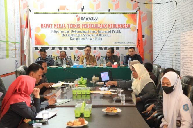 
FOTO : Bawaslu Rohul Gelar Rakernis Pengelolaan Kehumasan, Peliputan, Dokumentasi dan Informasi Publik, Senin (23/5/2022)