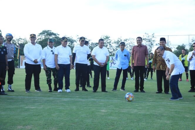 
FOTO : Gubri buka laga Eksebisi ASN Pemprov vs Pemkab dilapangan Sepadan Pendalian, Jumat (13/5/2022)