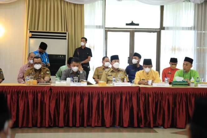 
FOTO : Bupati Rokan Hulu H. Sukiman menghadiri Musrenbang RKPD Provinsi Riau, Jumat (20/5/2022)