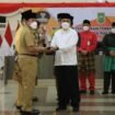FOTO : Bupati Rohul H. Sukiman terima Penghargaan dari Gubri, atas Terbaik III Perencanaan Pembangunan Daerah, Jumat (20/5/2022)