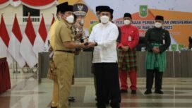 FOTO : Bupati Rohul H. Sukiman terima Penghargaan dari Gubri, atas Terbaik III Perencanaan Pembangunan Daerah, Jumat (20/5/2022)