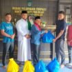 FOTO : Kades Muara Dilam Zulfikar SHi membagikan ratusan paket sembako untuk warga kurang mampu. (lsc)