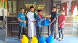FOTO : Kades Muara Dilam Zulfikar SHi membagikan ratusan paket sembako untuk warga kurang mampu. (lsc)