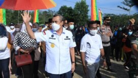 FOTO : Gubri Syamsuar didampingi Kades Pendalian Muliadi, Jumat (13/5/2022)