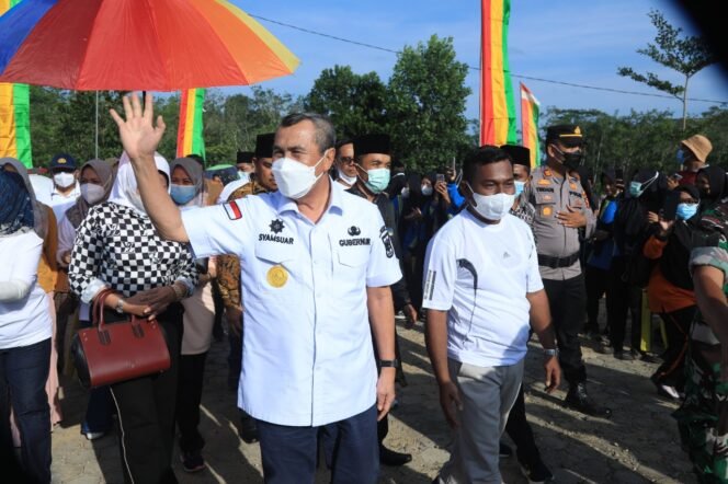
FOTO : Gubri Syamsuar didampingi Kades Pendalian Muliadi, Jumat (13/5/2022)