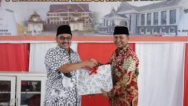 FOTO : Wakil Bupati Rohul H. Indra Gunawan memberikan Cindera Mata kepada Bupati Pasaman H. Benny Utama SH MM, disela Kunkernya ke Rohul, Sabtu 28/5/2022)