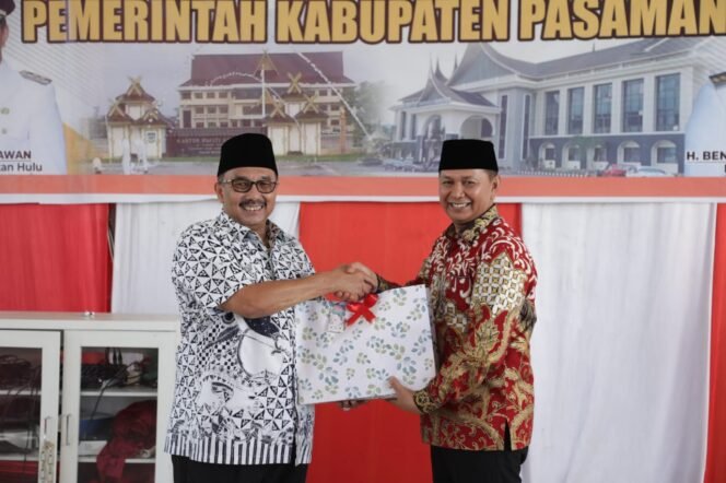
FOTO : Wakil Bupati Rohul H. Indra Gunawan memberikan Cindera Mata kepada Bupati Pasaman H. Benny Utama SH MM, disela Kunkernya ke Rohul, Sabtu 28/5/2022)