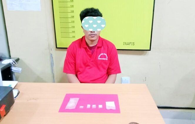 
FOTO : Tersangka AS yang diringkus Sat Resnarkoba Polres Rohul, miliki Lima Paket yang diduga Narkotika jenis Sabu.