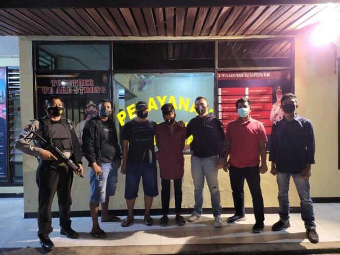 
FOTO : Tersangka SA Alias RO. Pelaku Curat Blok P 1 Koperasi Usaha Mandiri PT SJI-COY Desa Kepenuhan Timur. Ditangkap Personil Polsek Kepenuhan, Sabtu (21/5/2022)