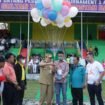 FOTO : Bupati Rokan Hulu H. Sukiman Buka Open Turnamen Sepak Bola 1 Atap CUP 1 Rantau Kasai, Desa Tambusai Utara, Kecamatan Tambusai Utara, ditandai dengan pelepasan balon, di lapangan Bola Sultan Zainal Abidinsyah, Rabu (25/5/2022).