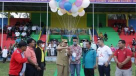 FOTO : Bupati Rokan Hulu H. Sukiman Buka Open Turnamen Sepak Bola 1 Atap CUP 1 Rantau Kasai, Desa Tambusai Utara, Kecamatan Tambusai Utara, ditandai dengan pelepasan balon, di lapangan Bola Sultan Zainal Abidinsyah, Rabu (25/5/2022).