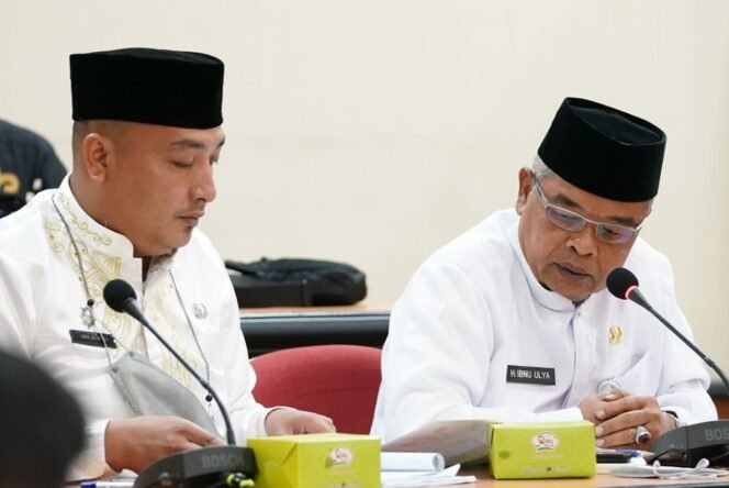 
FOTO : Asisten II bidang Perekonomian dan Pembangunan Drs H. Ibnu Ulya M.Si, saat Rapat bersama Pemerintah Provinsi (Pemprov) Riau membahas rencana penambahan exit tol di Jalan Rantau Berangin-Tandun (Silam) Kabupaten Rokan Hulu (Rohul) pada Ruas Tol Bangkinang-Pangkalan. Jumat (20/5/2022).