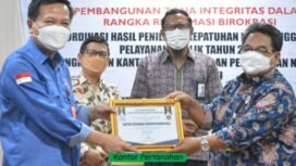 FOTO : Kepala BPN Rohul Rosidi terima penghargaan dari Kanwil BPN Riau, atas Penilaian terbaik Penyelenggaraan Pelayanan Publik oleh Ombudsman RI.