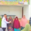 FOTO : Kepala Desa Muara Dilam Zulfikar SHi menyerahkan BLT-DD Tahap VI kepada 140 KPM, Rabu (8/6/202)