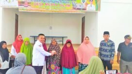 FOTO : Kepala Desa Muara Dilam Zulfikar SHi menyerahkan BLT-DD Tahap VI kepada 140 KPM, Rabu (8/6/202)