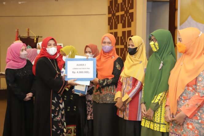 
<span style='color:#ff0000;font-size:14px;'>Puncak HKG Ke 50</span> <br> Rokan Hulu Raih Juara 1 Lomba Aku Hatinya PKK se Provinsi Riau