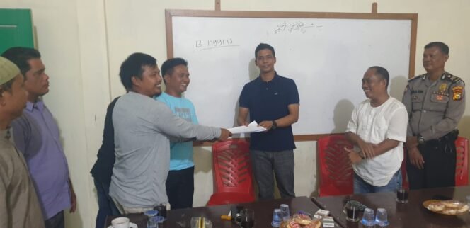 
<span style='color:#ff0000;font-size:14px;'>Upika Rambah Hilir Selesaikan Masalah Kafe</span> <br> Jika Buka, Emak-Emak Ancam akan Tutup Paksa Kafe Remang-Remang