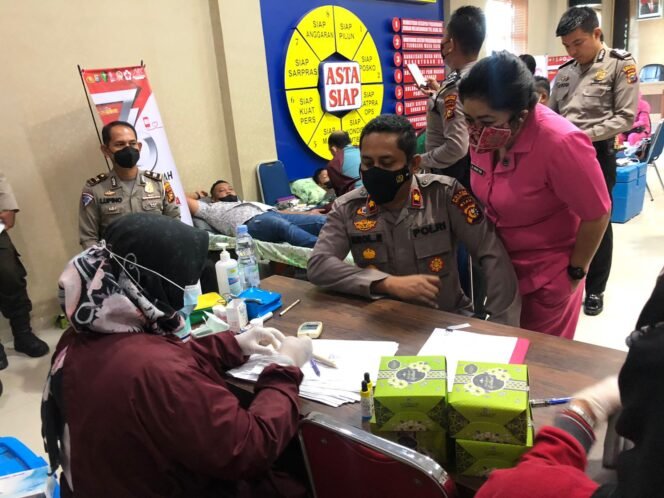 
<span style='color:#ff0000;font-size:14px;'>Sempena Hari Bhayangkara Ke 76</span> <br> Ratusan Peserta Antusias Ikuti Donor Darah di Polres Rohul
