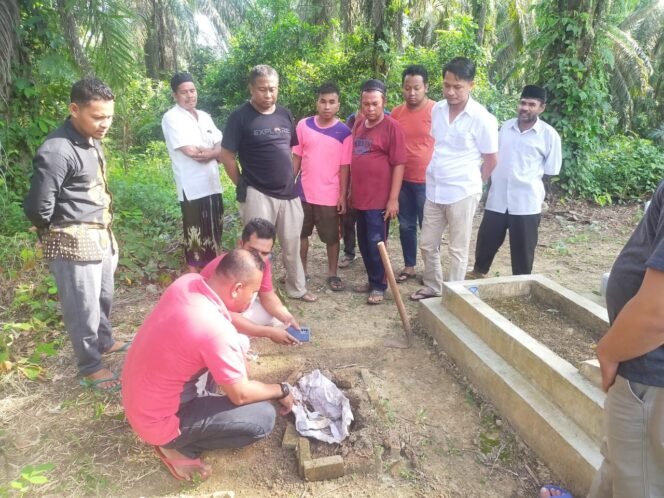 
Heboh.! Makam Bayi Dibongkar, Tali Pocong Diambil, Polisi Lakukan Olah TKP