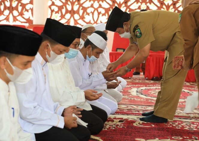 
<span style='color:#ff0000;font-size:14px;'>Prosesi Tepuk Tepung Tawar</span> <br> Ini Do’a dan Harapan Bupati Sukiman Kepada 26 JCH Korpri Rohul