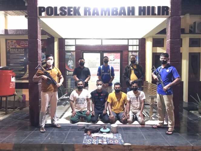 
Saat Asyik Main Judi Dadu Goncang Dikebun Sawit, 4 Pria Ini Diciduk Personil Polsek Rambah Hilir