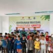 FOTO : Pimpinan dan Tim Humas PT SPR Langgak bersama sebagian anak-anak yang ikut serta dalam pelaksanaan khitanan massal di Puskesmas Ujungbatu, Senin (20/6/2022)