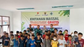 FOTO : Pimpinan dan Tim Humas PT SPR Langgak bersama sebagian anak-anak yang ikut serta dalam pelaksanaan khitanan massal di Puskesmas Ujungbatu, Senin (20/6/2022)