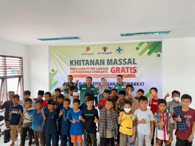 
FOTO : Pimpinan dan Tim Humas PT SPR Langgak bersama sebagian anak-anak yang ikut serta dalam pelaksanaan khitanan massal di Puskesmas Ujungbatu, Senin (20/6/2022)