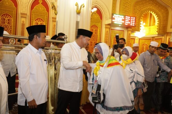 
<span style='color:#ff0000;font-size:14px;'>Resmi Dilepas Wabup Rohul</span> <br> Suasana Haru Iringi Pelepasan Keberangkatan JCH Rohul