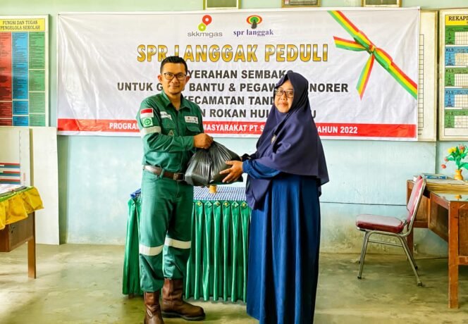 
PT SPR Langgak Serahkan Bantuan Sembako Kepada Guru Bantu dan Tenaga Honorer di Lima Sekolah se-Kecamatan Tandun
