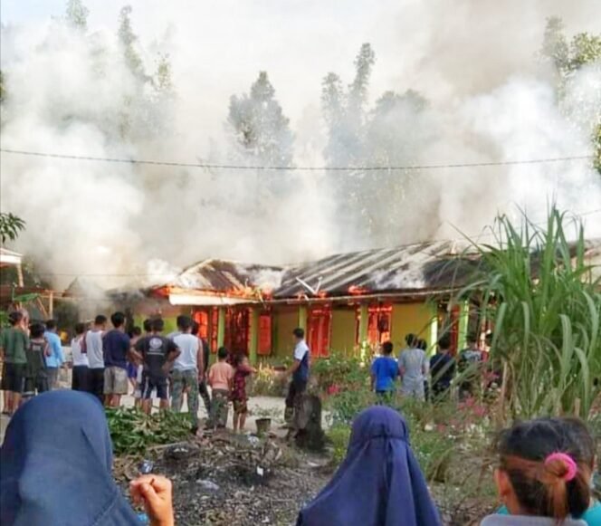 
<span style='color:#ff0000;font-size:14px;'>Diduga Korsleting Listrik</span> <br> Satu Unit Rumah di Kepenuhan Hulu Dilahap Si Jago Merah