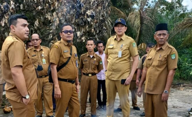 
<span style='color:#ff0000;font-size:14px;'>Didampingi Kadis Perkim Rohul Tinjau Lokasi Kebakaran</span> <br> Dinas PUPR PKPP Riau akan Bangun 7 Unit RLH untuk Korban Kebakaran di Rambah Hilir