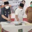 FOTO : Bupati Rokan Hulu H. Sukiman bersama Bupati Padang Lawas drg H. Ahmad Zarnawi Pasaribu CHt MM M.Si teken kesepakatan kerjasama, Senin (30/5/2022)